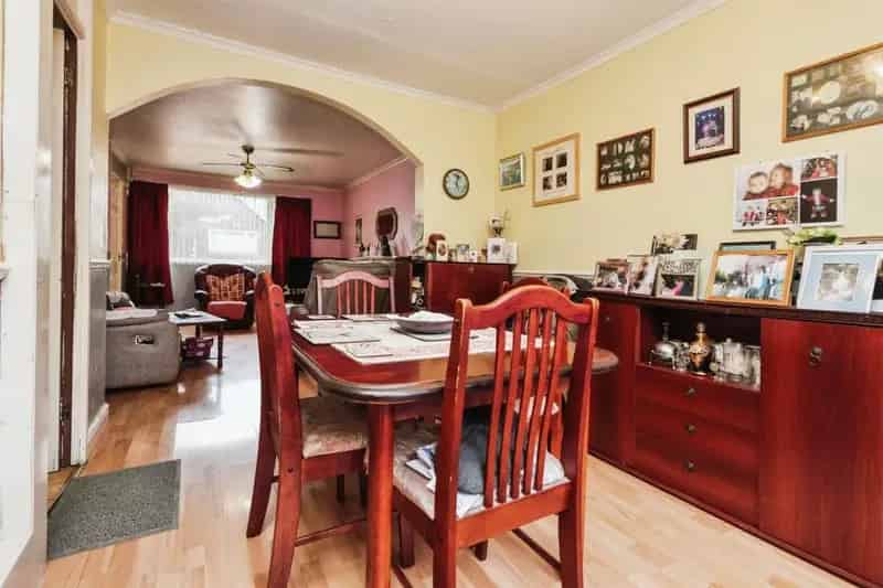 Three Bedroom End Terrace House Near Birmingham City Centre