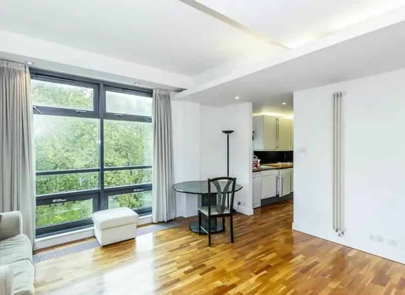 Spacious 1-Bed Flat Near Old Street with Private Terrace and Gym