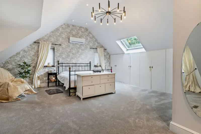 6 Bedroom Detached House with Annex and Home Office