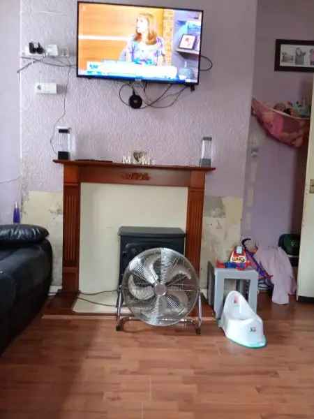 4 Bed End Terraced House Near Shops and Amenities