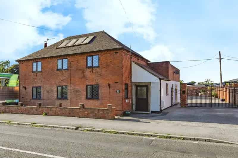 Charming 3 Bed House with En-Suites and Large Garden