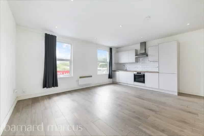 Modern 1 Bedroom Apartment Neutral Decor