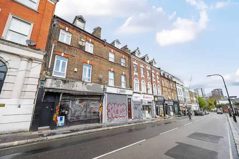 6-Room Freehold Building Kilburn - Cafe & Residential Potential