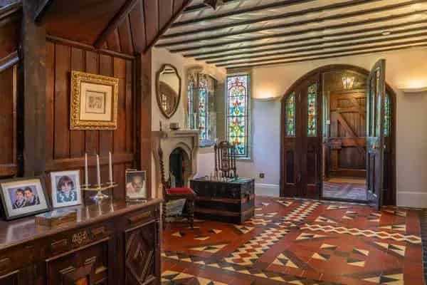 Victorian Country Residence with 1.4 Acres and Panoramic Views