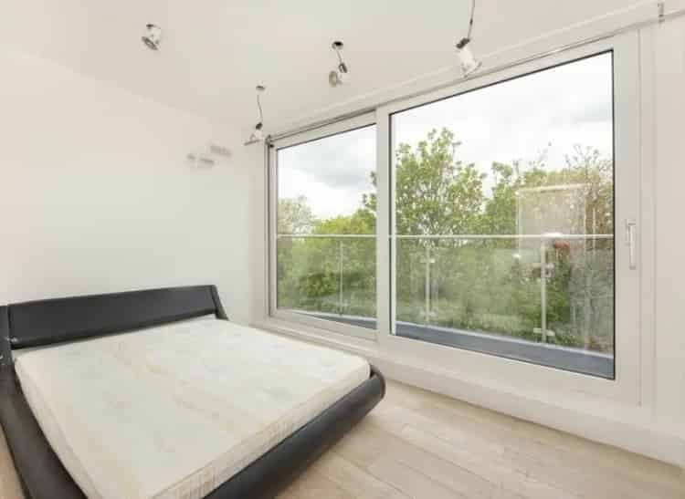 Spacious 2-Bedroom Flat in Wandsworth with Private Balcony