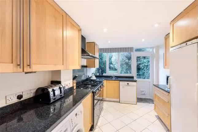 6-Bedroom Detached House for Sale in West Ealing