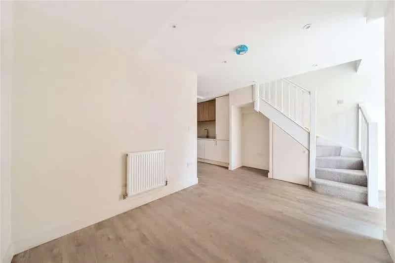 2 bed flat for sale