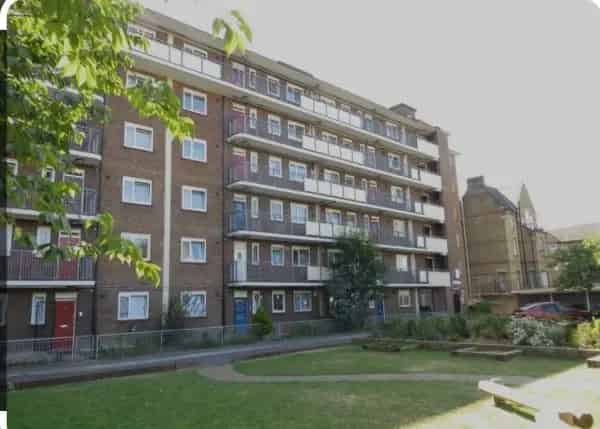 Spacious Three Bedroom Ground Floor Flat with Gardens