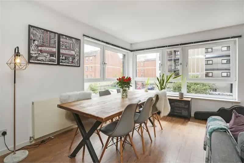 2 Bed Flat First Floor 1 Reception Room Modern Apartment