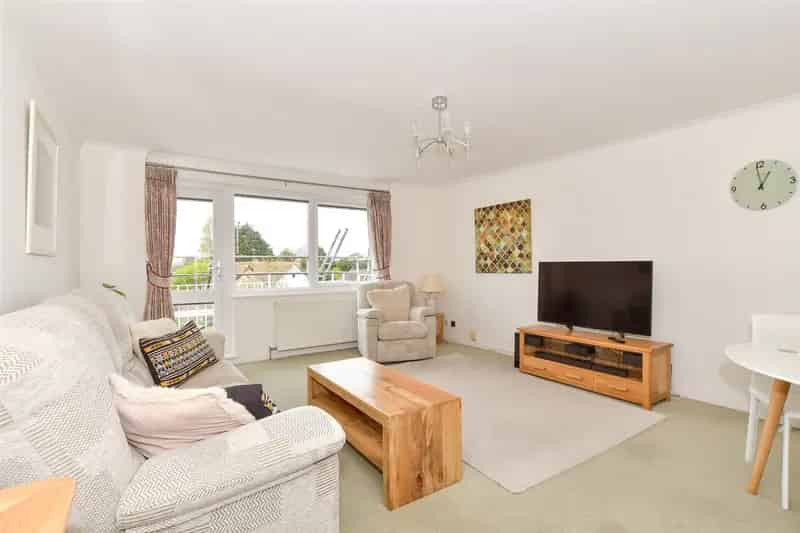 2 Bedroom Apartment for Sale Grand Avenue Worthing