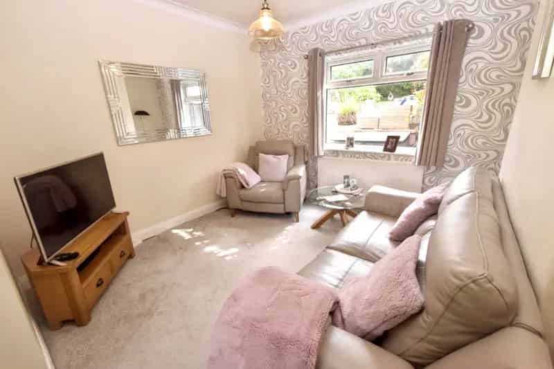 Three Bedroom Townhouse Near Leeds and Bradford