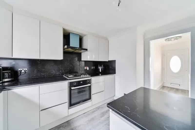 2 Bedroom Flat Near Central Line Tube Station For Sale