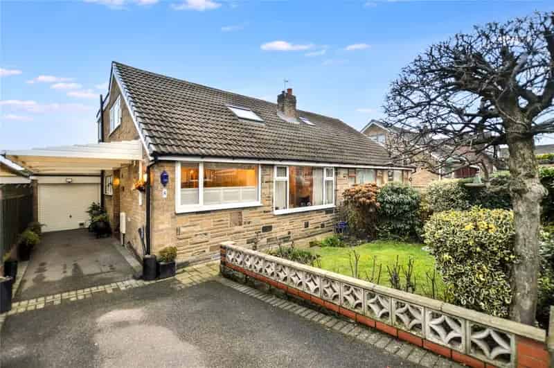 4 Bedroom Semi-Detached Bungalow with Garden and Garage