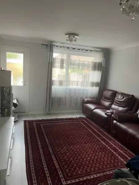 Semi Detached House 2 Double Bedrooms Large Garden Parking