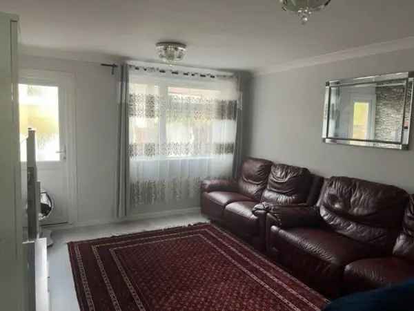 Semi Detached House Near Schools and Shops