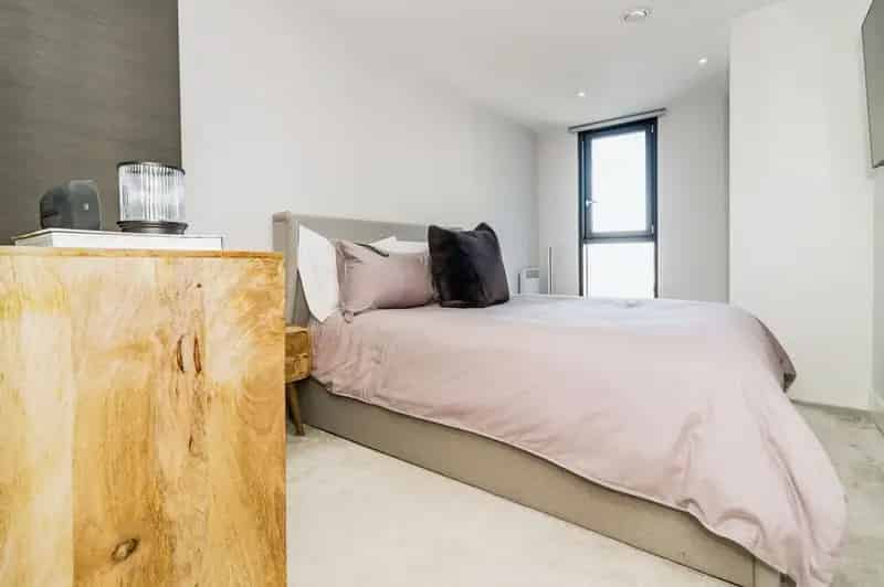 2 Bedroom Flat for Sale Manchester M4 Hallmark Tower Parking Balcony