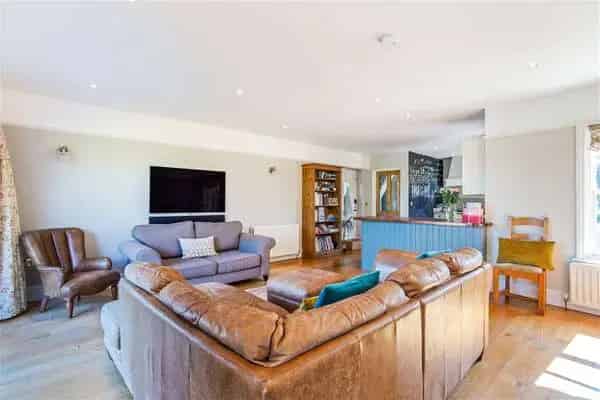 Corner Cottage Family Home Five Bedrooms Spacious Kitchen Garden Parking
