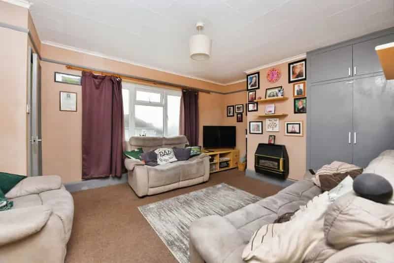 3-Bedroom House with Breathtaking Views and Spacious Garden