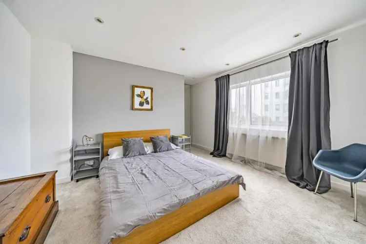 Flat For Sale in London, England