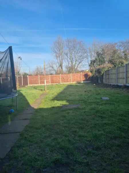 3 Bedroom Semi Detached House Large Garden