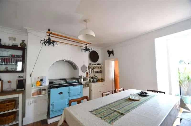 6 Bed House for Sale with Two Annexes and Parking