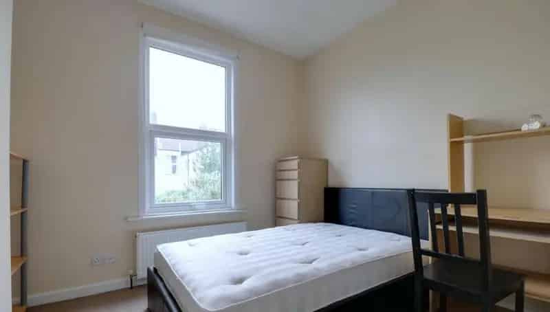 6 Bedroom House Near Transport Links