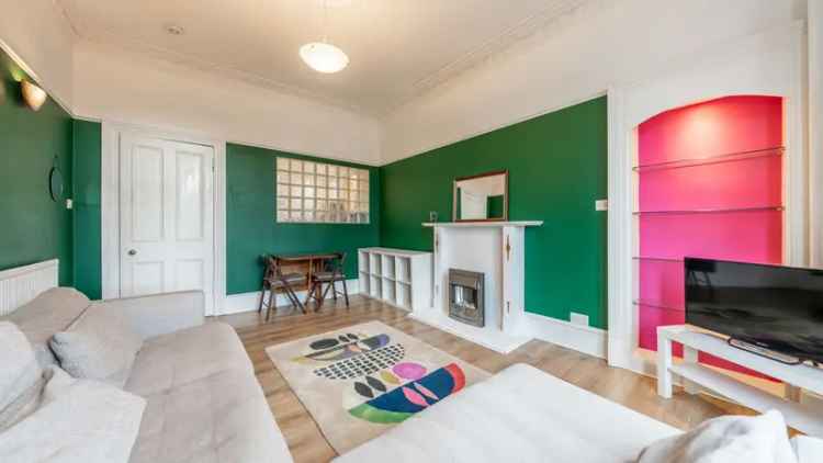 2-Bedroom Apartment Cathcart - Bright Spacious Near Amenities
