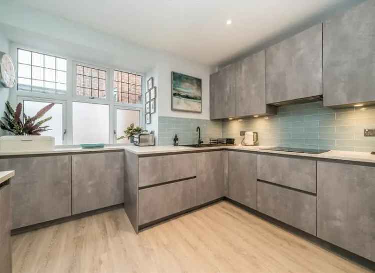 Flat For Sale , Portsmouth Road, London, England