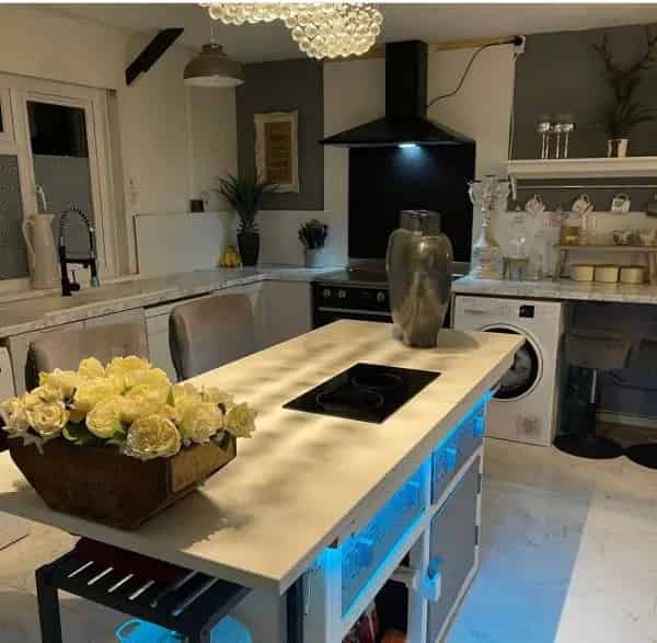 Large 5 Bedroom House with Gardens Garage Near Schools and Town