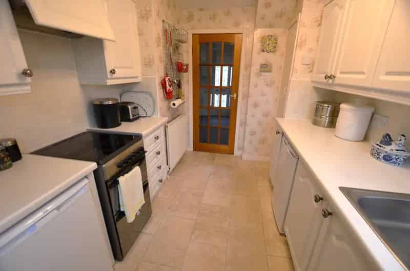 Spacious Mid Terrace Family Home with Furniture Included