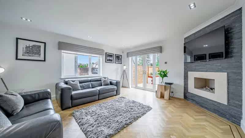 Spacious Detached Villa in Ralston with Golf Course Views
