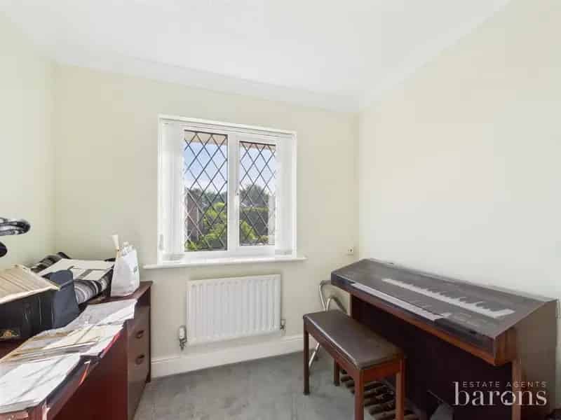 4 Bed Detached House for Sale in Hatch Warren