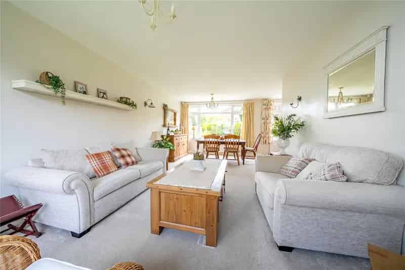 4-Bedroom Detached House with Modern Kitchen and Garden
