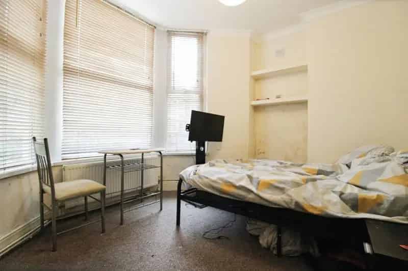 1 Bedroom Flat Cardiff Investment Opportunity High Ceilings Period Features