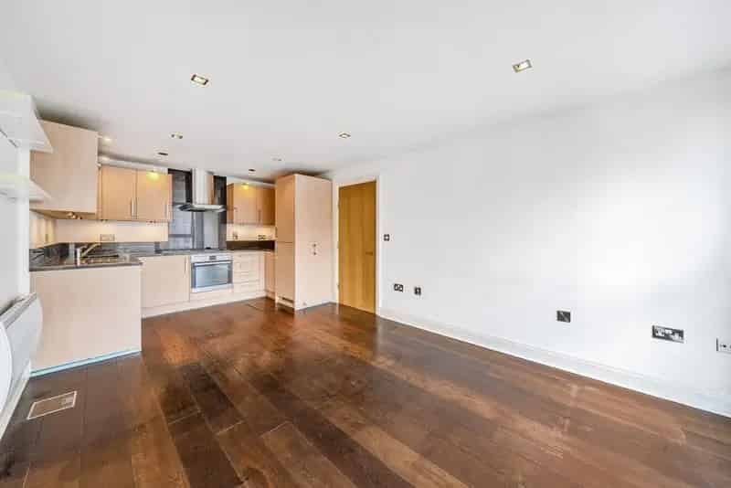 Two Bedroom Apartment near River Thames with Concierge