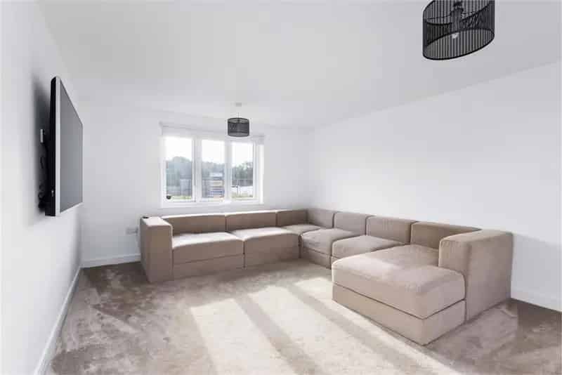 5 Bed House - Detached with 2 Reception Rooms