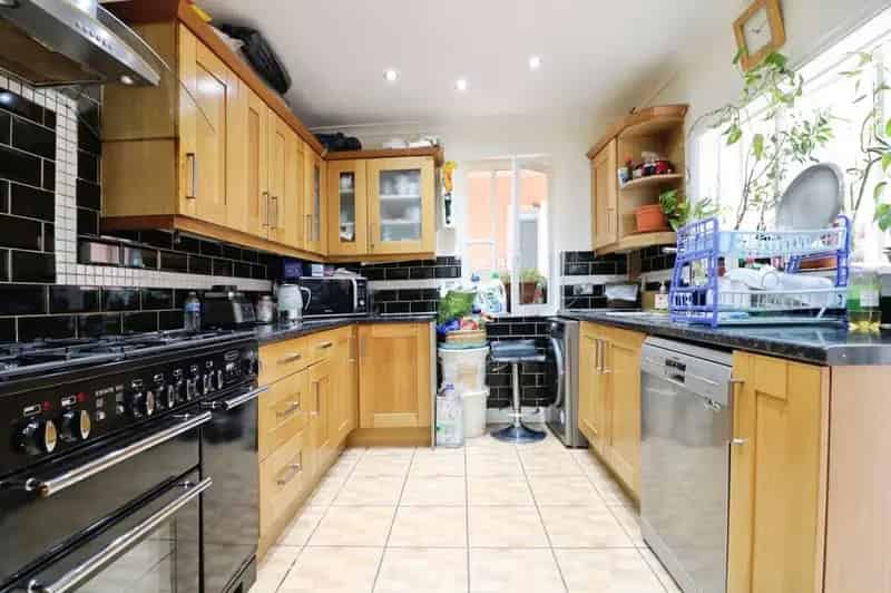 5 Bedroom Mid Terrace House for Sale London E10