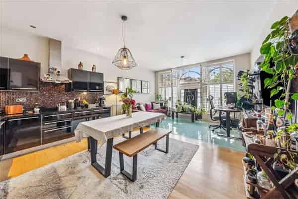 2-Bed Apartment Kentish Town High Ceilings Modern Kitchen