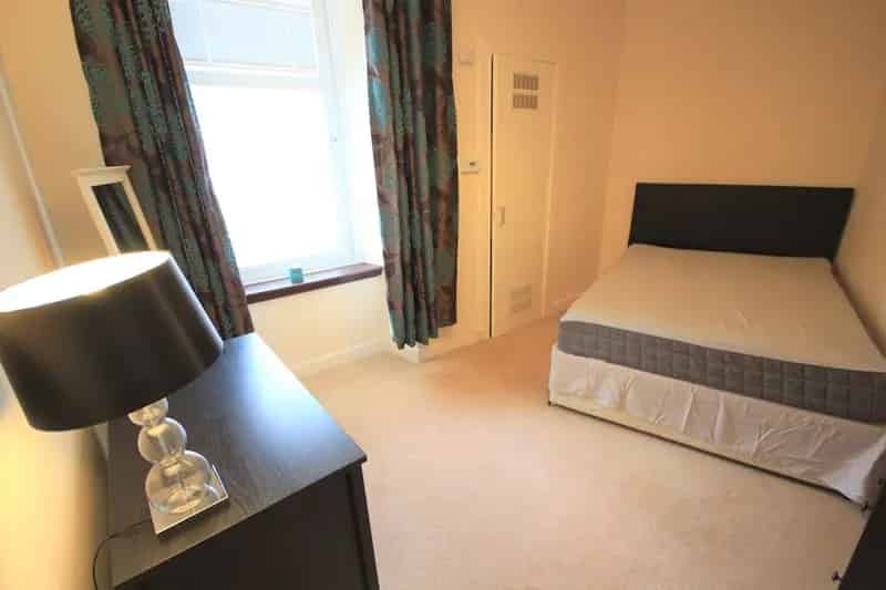 West End Flat Near Kelvingrove Art Gallery