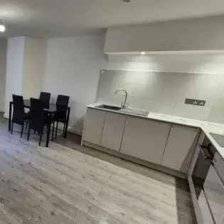 2 Bed Flat Manchester 46m² Furnished Private Parking