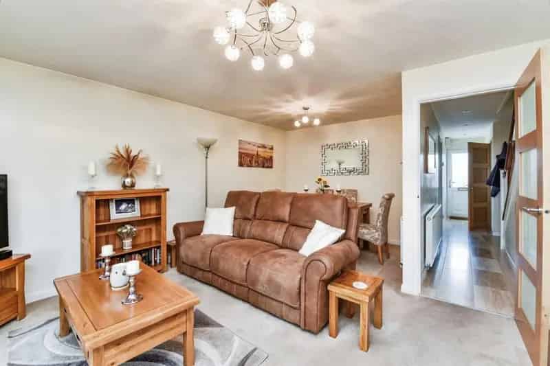 3 Bed Family Home with Modern Kitchen and Large Garden