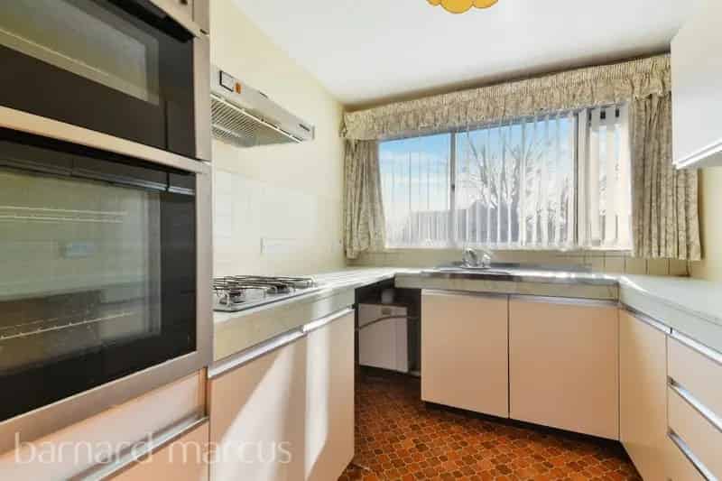 2 Bed Flat Sutton Town Centre Garage Balcony