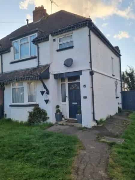 3 Bedroom House Maidstone Driveway