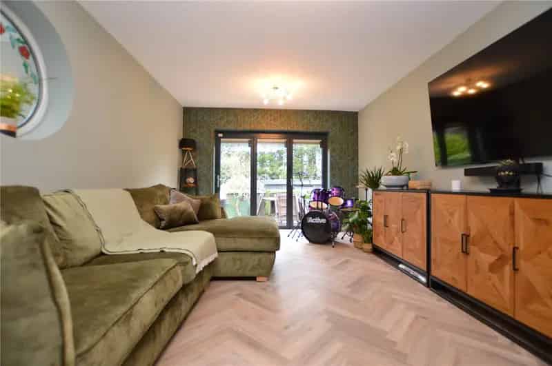 Extended Three Bedroom Semi Detached House Rothwell