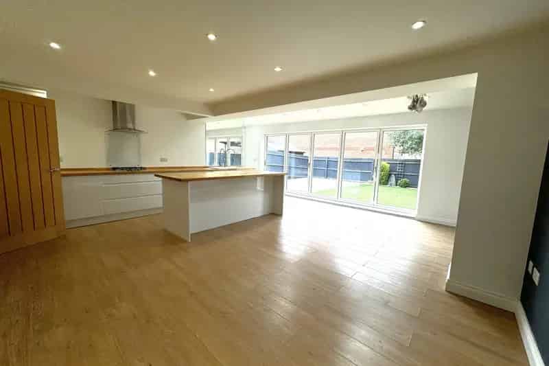4 Bed Detached House with Open Plan Kitchen Diner and Garden