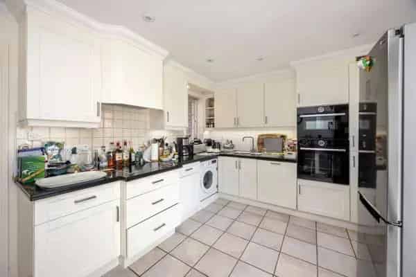 Elegant 3-bed Detached Home near Weybridge Station