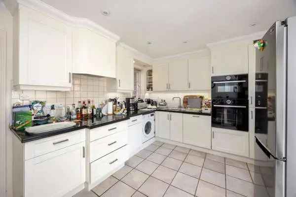 Elegant 3-bed Detached Home near Weybridge Station