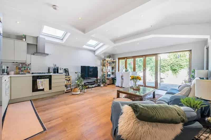 3-Bed 2-Bath Period Conversion 1100 sq ft Garden Near Tube