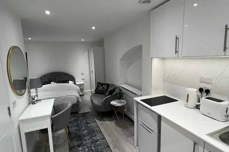Fully Refurbished Studio Apartment Near Hyde Park