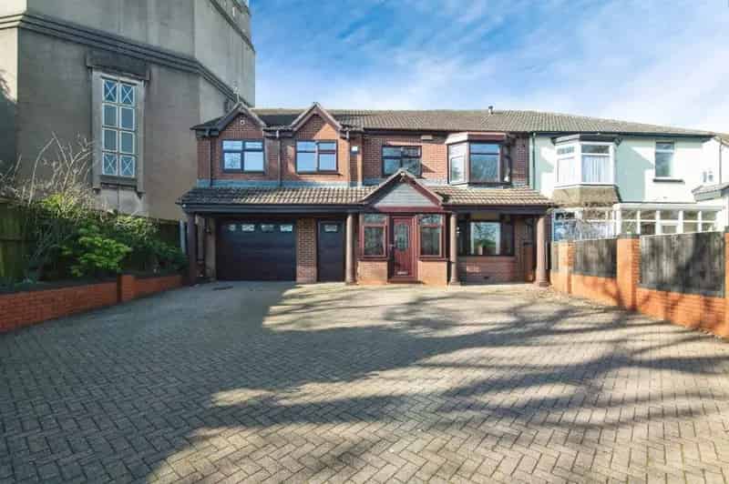 4 Bedroom Family Home in Sandwell with Garden and Garages